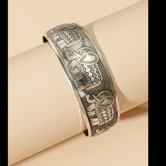 Antique Silver Elephant Bracelet - Picture 4 of 5